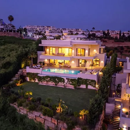 Villa Vacation Marbella I Status, Private Pool, 5min To The Beach, Bbq, Rooftop Terrace, 5 Bdrs, Luxury Estepona