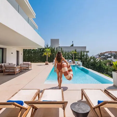 Vacation Marbella I Status, Private Pool, 5min To The Beach, Bbq, Rooftop Terrace, 5 Bdrs, Luxury 에스테포나