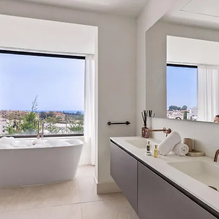 Villa Vacation Marbella I Status, Private Pool, 5min To The Beach, Bbq, Rooftop Terrace, 5 Bdrs, Luxury Estepona