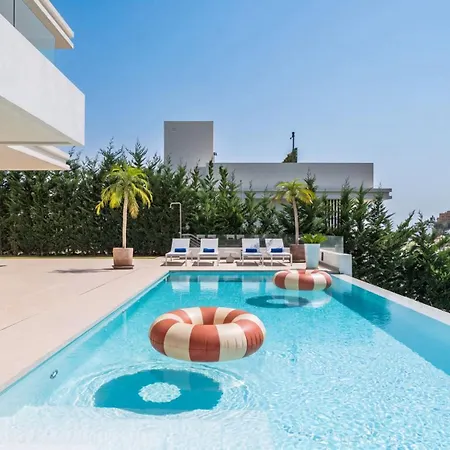 Villa Vacation Marbella I Status, Private Pool, 5min To The Beach, Bbq, Rooftop Terrace, 5 Bdrs, Luxury Estepona