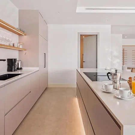 Vacation Marbella I Status, Private Pool, 5min To The Beach, Bbq, Rooftop Terrace, 5 Bdrs, Luxury Villa *