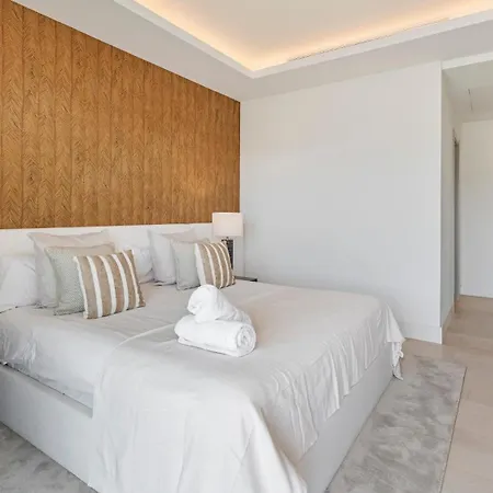 Vacation Marbella I Status, Private Pool, 5min To The Beach, Bbq, Rooftop Terrace, 5 Bdrs, Luxury Villa Estepona