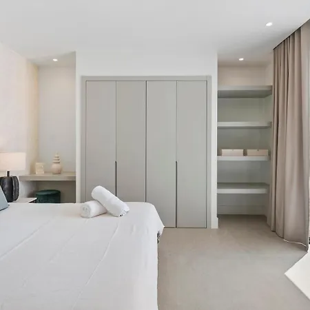 Vacation Marbella I Status, Private Pool, 5min To The Beach, Bbq, Rooftop Terrace, 5 Bdrs, Luxury Estepona