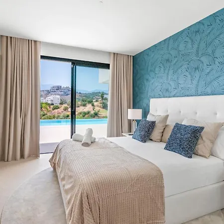 Vacation Marbella I Status, Private Pool, 5min To The Beach, Bbq, Rooftop Terrace, 5 Bdrs, Luxury Villa Estepona