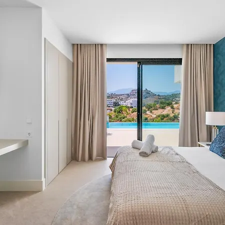 Vacation Marbella I Status, Private Pool, 5min To The Beach, Bbq, Rooftop Terrace, 5 Bdrs, Luxury * Estepona