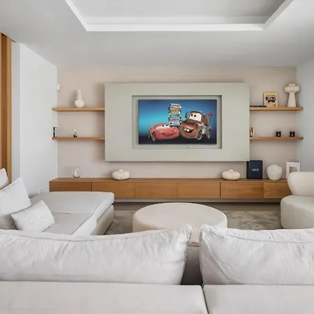 Vacation Marbella I Status, Private Pool, 5min To The Beach, Bbq, Rooftop Terrace, 5 Bdrs, Luxury Villa Estepona
