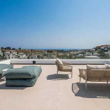 Villa Vacation Marbella I Status, Private Pool, 5min To The Beach, Bbq, Rooftop Terrace, 5 Bdrs, Luxury Estepona
