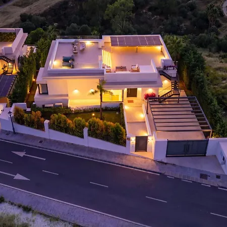 Vacation Marbella I Status, Private Pool, 5min To The Beach, Bbq, Rooftop Terrace, 5 Bdrs, Luxury * Estepona